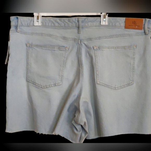 Lauren Ralph Lauren Women's Medium-Wash Denim Shorts with Frayed Hem. Size 22 W - Picture 11 of 15